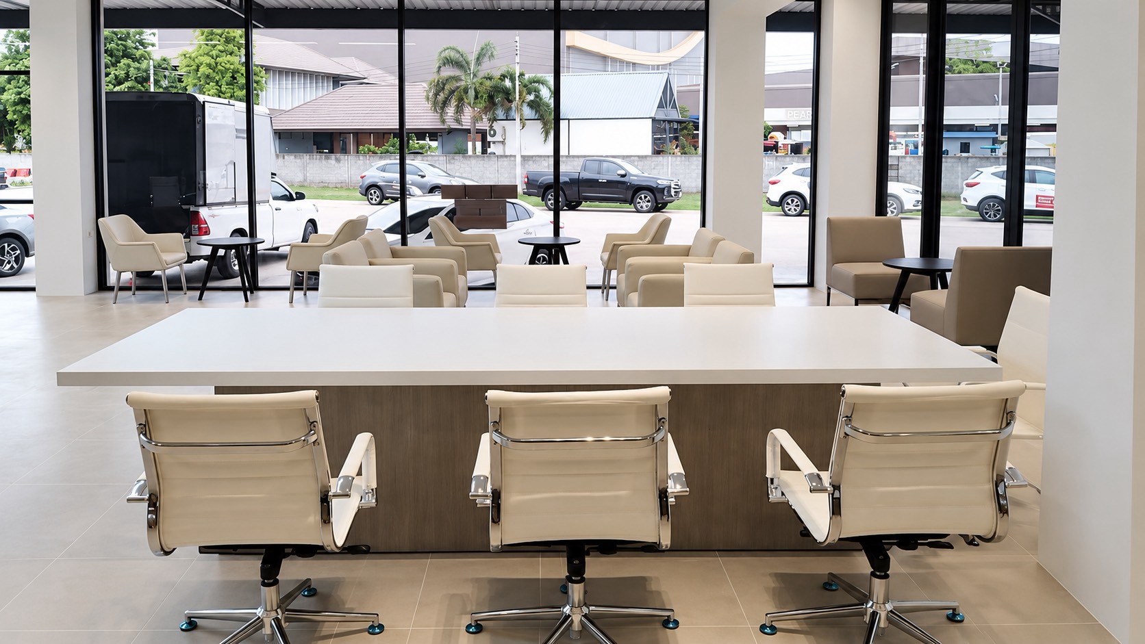 โต๊ะให้คำปรึกษาและเก้าอี้สำนักงานสีขาวภายใน MG Showroom