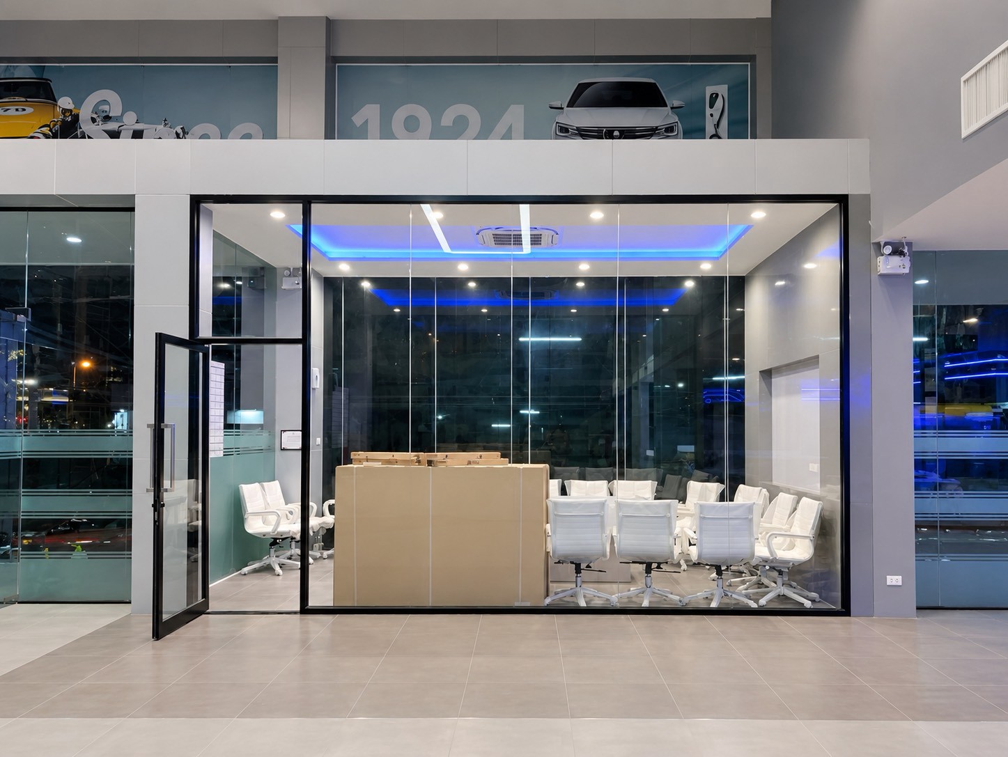 เก้าอี้สำนักงานสีขาวภายในห้องกระจก MG Showroom